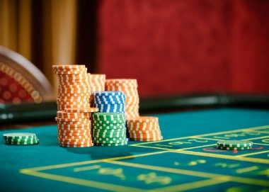 paktuaslot Android app home screen showing live football markets and casino games