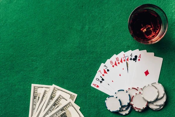 Pretty Gaming live-dealer table interface on paktuaslot mobile showing real dealer, game cards, and betting controls